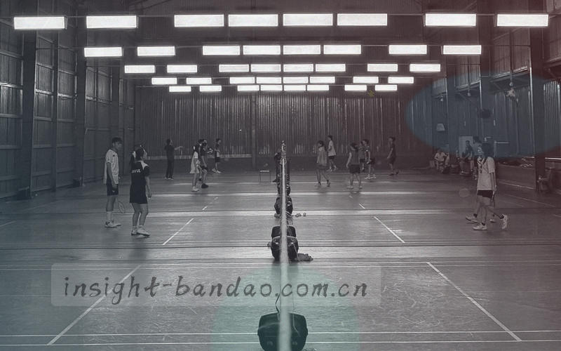 一条弯曲的光带穿过几个发光圆点，每个圆点代表一场比赛